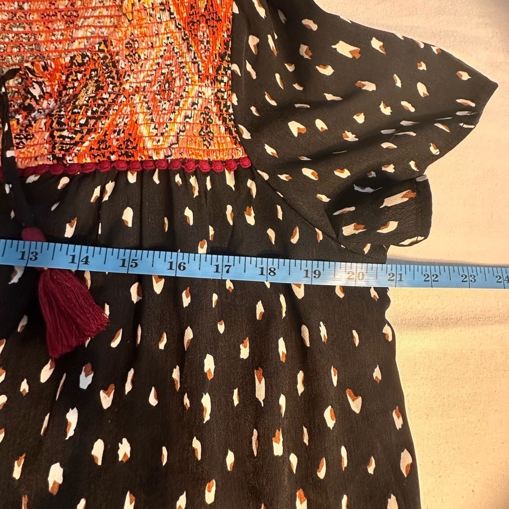 THML Short Sleeve Blouse Black W/White Spots & A Rust Rouched Accent Sz Large - Picture 8 of 8
